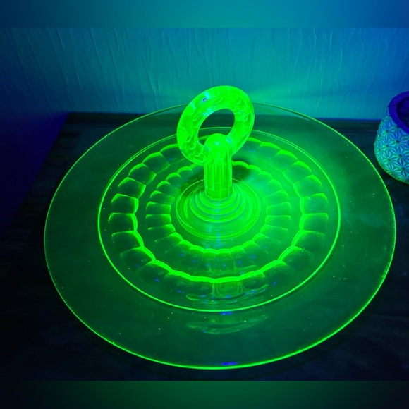 Vintage Uranium / Depression Glass Handled Server Plate Sandwich Platter Tray - Picture 2 of 10